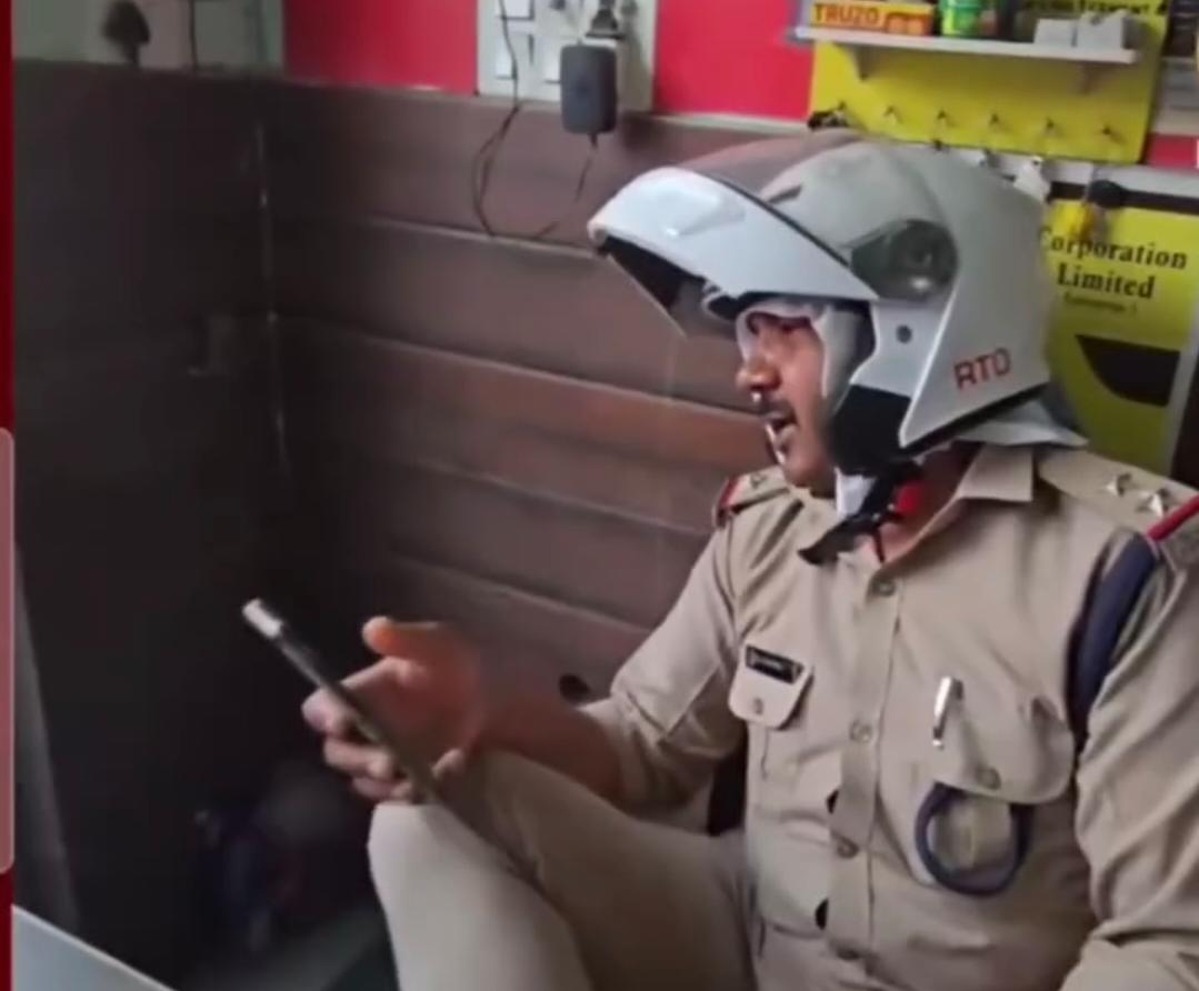 वसूली के आरोप में आरटीओ दरोगा को लोगों ने बनाया बंधक, बाहर से जड़ा ताला