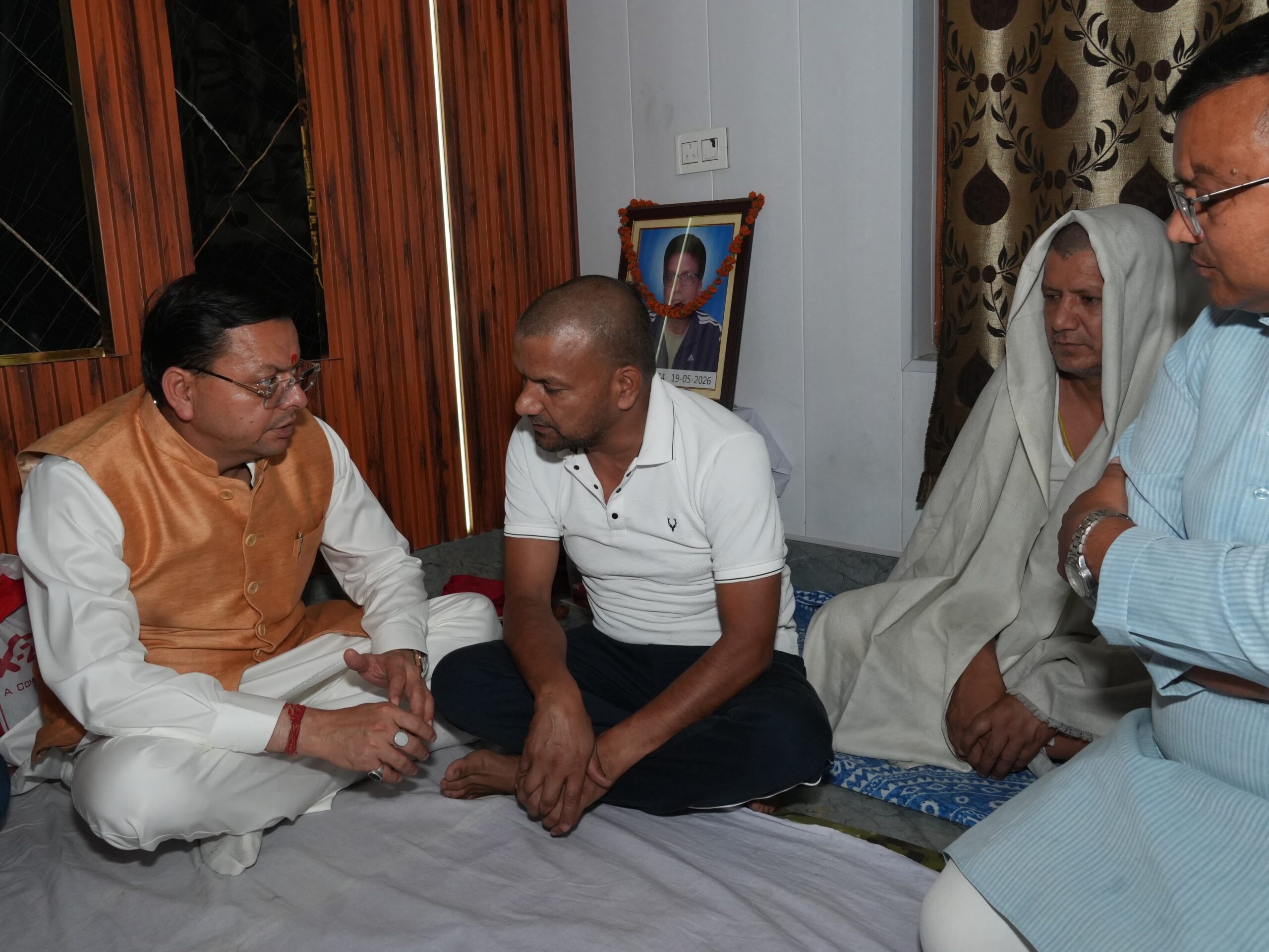 खटीमा में मुख्यमंत्री पुष्कर सिंह धामी ने दिवंगत परिवारों से मिलकर जताई संवेदना