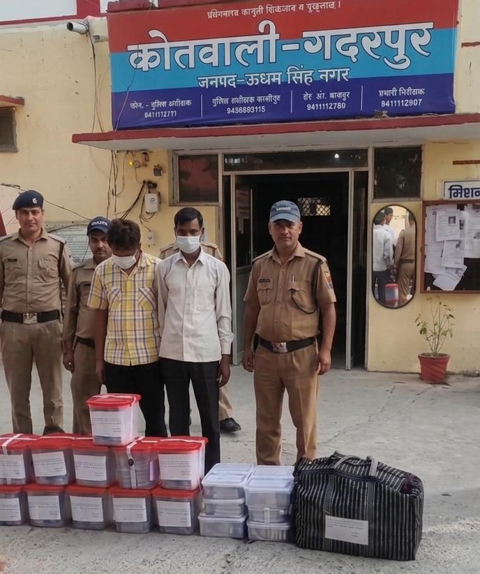 ऊपर असली… नीचे नकली! 4.54 करोड़ के फर्जी नोटों के साथ दो शातिर गिरफ्तार, ऊधमसिंहनगर पुलिस का बड़ा खुलासा