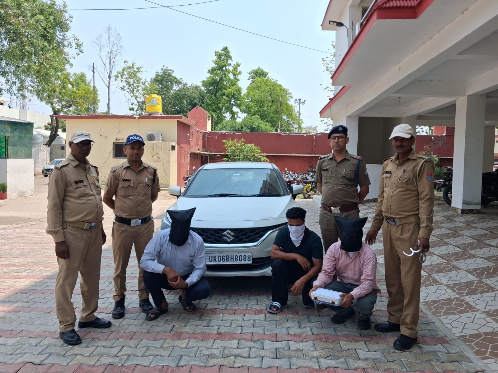 अवैध वसूली और रंगदारी करने वाले गिरोह का भंडाफोड़, भाजपा नेता विकास सागर समेत तीन गिरफ्तार