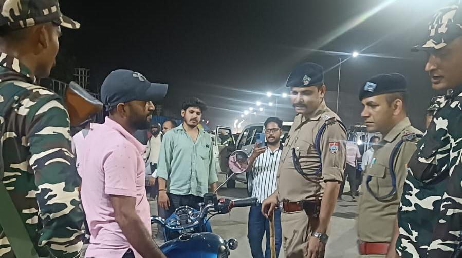 रुद्रपुर में पुलिस का सघन चेकिंग अभियान, बाजार चौकी इंचार्ज प्रदीप कोहली टीम के साथ रहे मौजूद