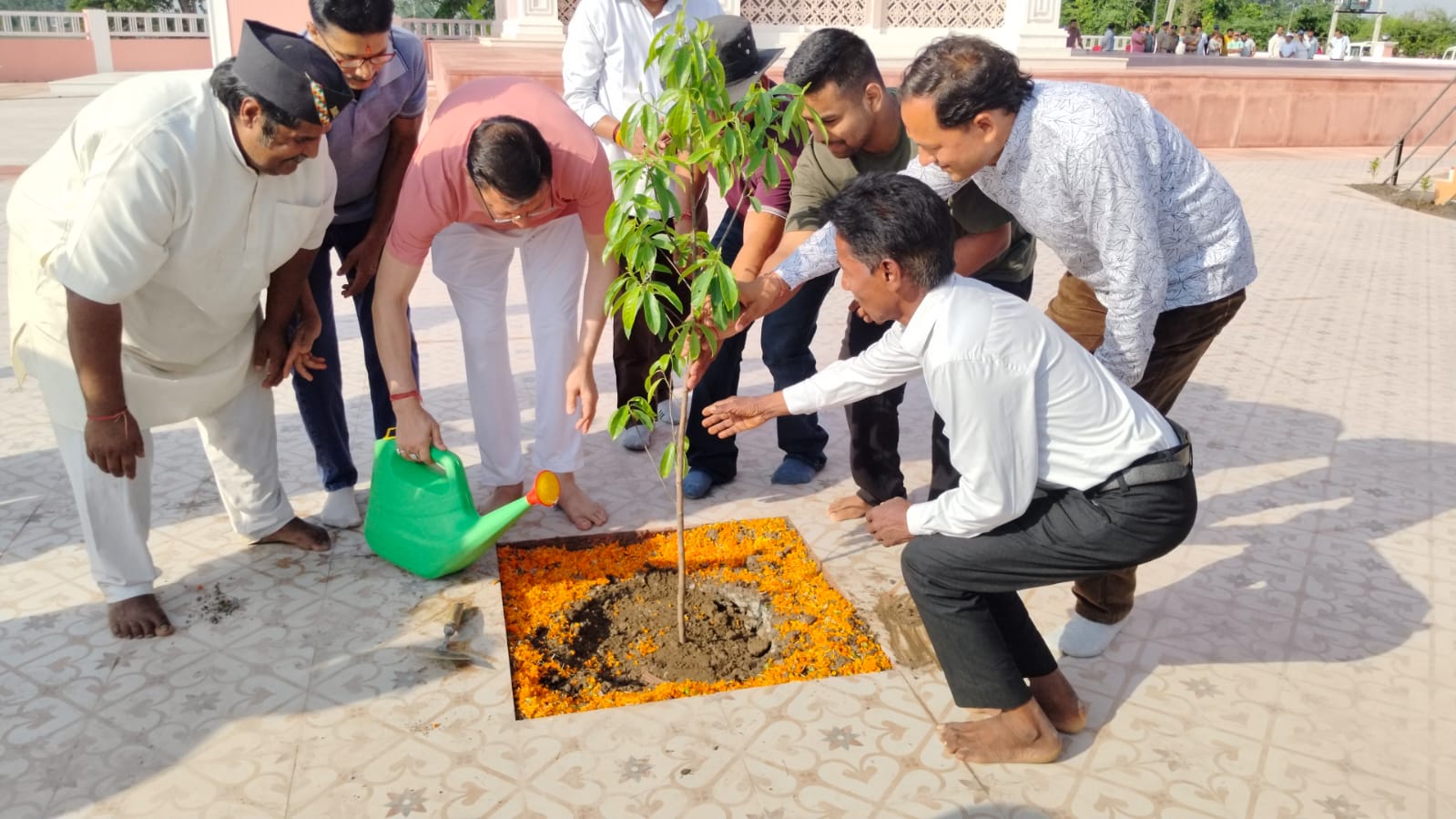 खटीमा में मुख्यमंत्री धामी ने किया स्वच्छता अभियान, माता पूर्णागिरी मंदिर परिसर में किया वृक्षारोपण
